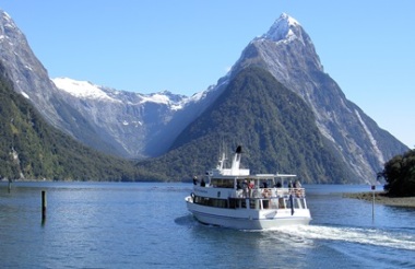 Cruise Milford Sound on the Milford Adventurer - Picnic Lunch Included