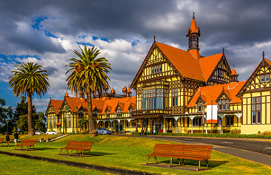 Waitomo Caves and Hobbiton Movie Set with Gray Line / GreatSights