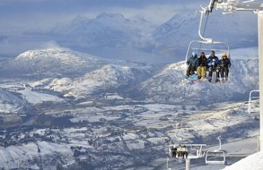 Shuttle to the mountain with Info & Snow