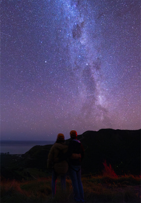 Couple looking at stars in Kaikoura