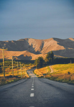 A winding road in Naseby with hills behind