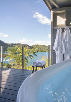 Solitaire Lodge outdoor bath overlooking lake