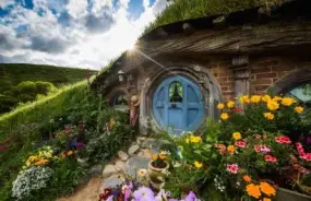 Hobbit hole in the Hobbiton movie set