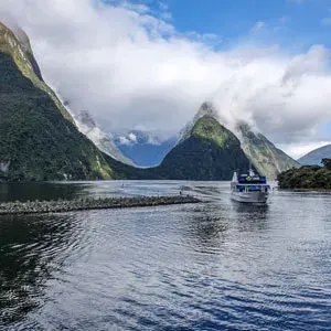 Cruise by boat in Milford Sound