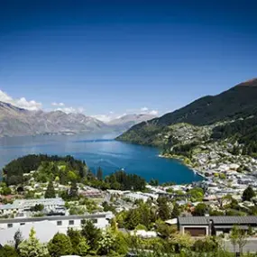 Sunny Views over the lake in Queenstown